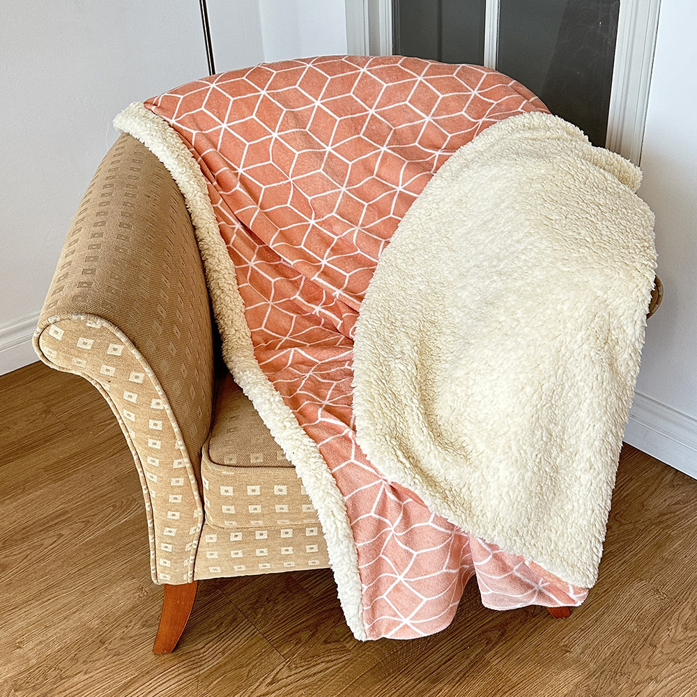 Manta Microcoralina c/ Sherpa Cubos Rosa